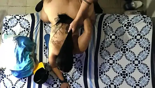 Multiorgamik üvey kız kardeş dört ayak üzerinde sikilirken birkaç kez fışkırtıyor