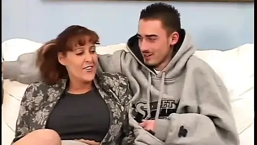 Dövmeli olgun kızıl saçlı sikiliyor