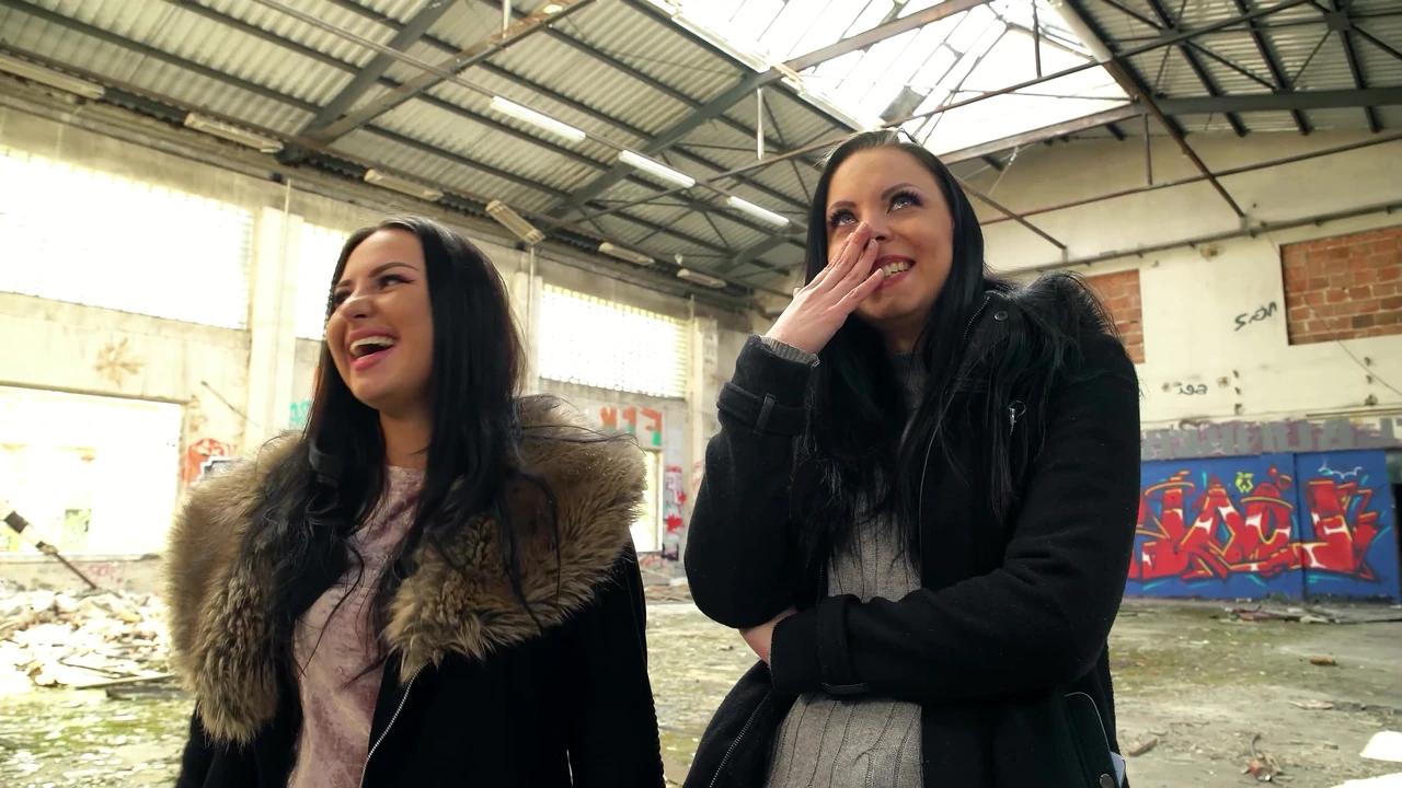 दो जर्मन सबसे अच्छे दोस्त जूलिया पार्कर और मारिया गेल ने जोखिम भरी बिना कंडोम वाली तीन लोगों वाली चुदाई वाले सेक्स के लिए खोई हुई जगह पर बात की