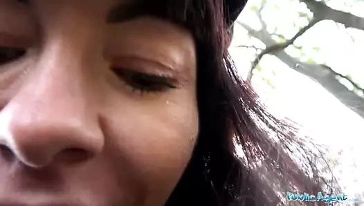 Kamu ajan lokma arasında boşalmak ve sikme için seksi esmer bebek