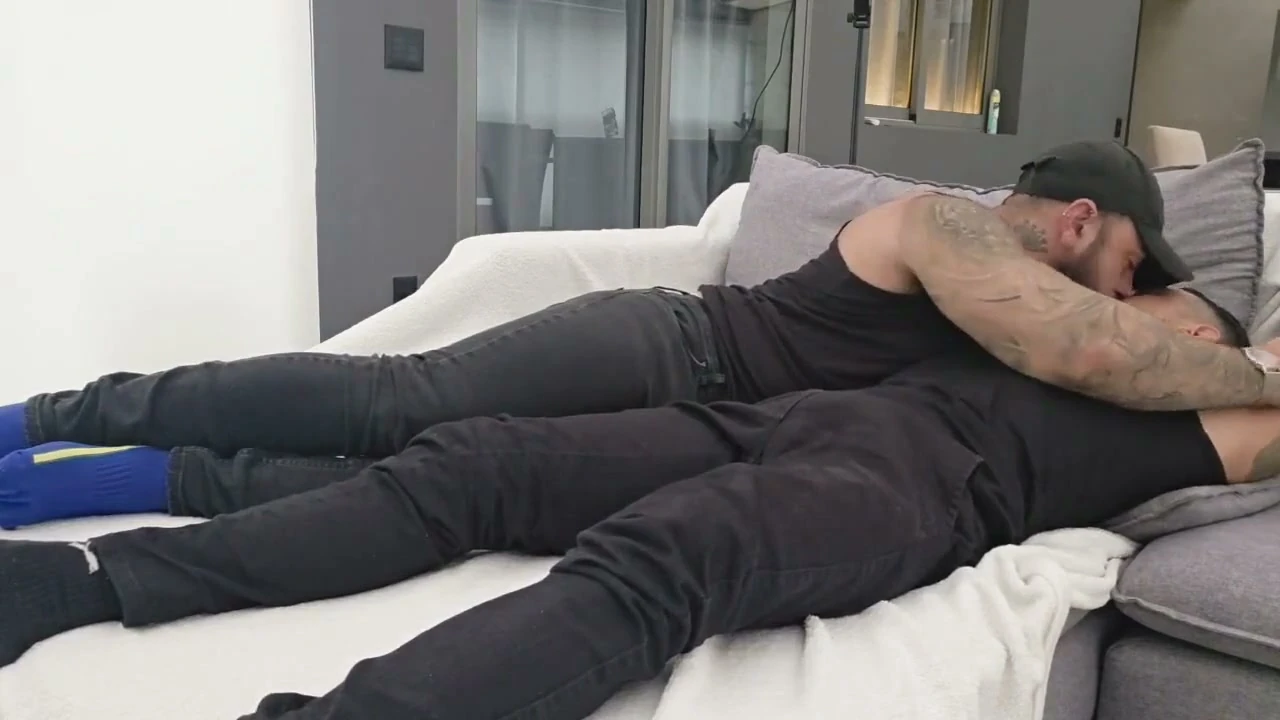 Porno gay tatuado: dos hombres follan después del trabajo