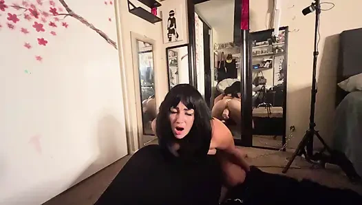 Büyük horoz ağrısı - büyük bir yapay penis ile bir seks makinesini sikiyor