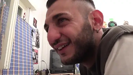 Olgun sürtük İtalyan bayan iki genç yarakla sikişiyor