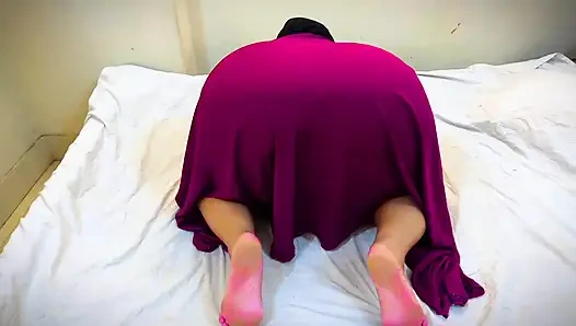 Lübnanlı ateşli hizmetçi yatağımı dinlendiriyor ve büyük götünü kabarık götlü görüyorum ve mastürbasyona başlıyorum