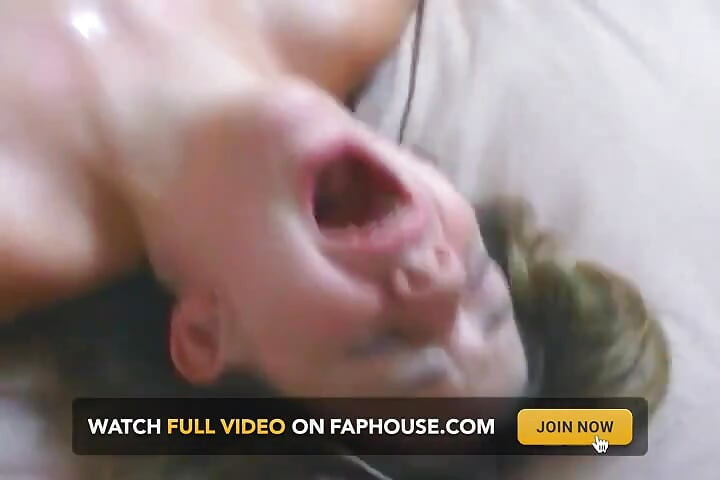 Piledriver ahegao orgazm olana kadar sıska sarışını sikiyor