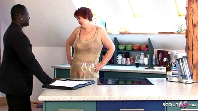 Alman büyük memeli olgun nine zenci adamı sikiyor