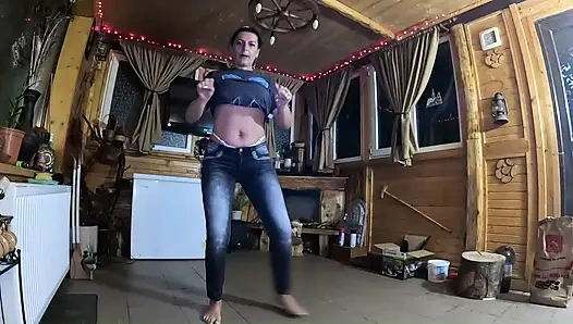 Gırtlağına kadar her şey - orta yaşlı seksi kadın gırtlağına kadar alıyor, memelerini çıkarıyor ve döl kontrolü