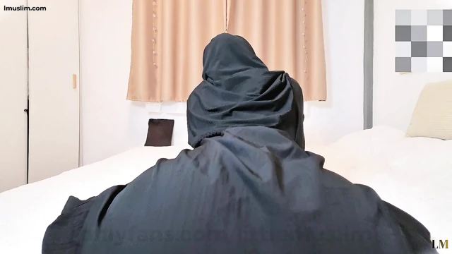 Yaramaz malezyalı tesettürlü kadın abaya'da götünü gösteriyor