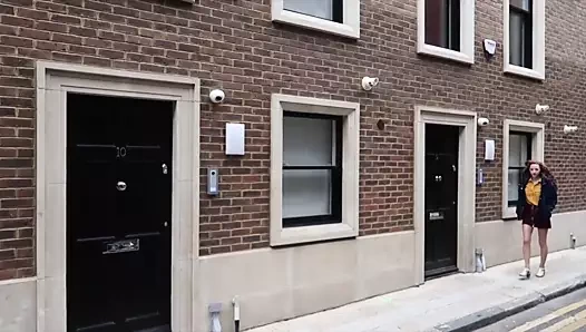 Beckii biraz bacağını gösteriyor