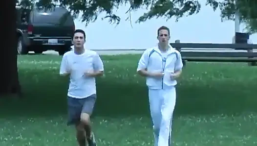 Yumuşak yatakta twink üçlü seks