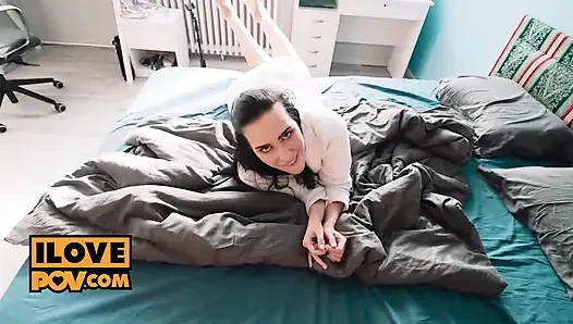 İri göğüslü yaraklı fahişe kediyi öpüyor ve ayakla bakış açısıyla seni sikiyor