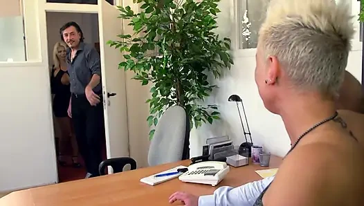 İki götlü sarışın ofiste büyük yaraklarla sert sikiliyor