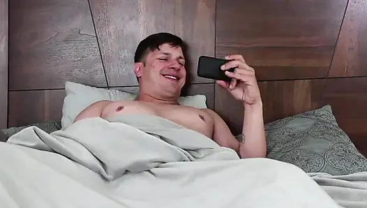 Olgun adam ateşli ve edepsiz bir genç kızı sikiyor