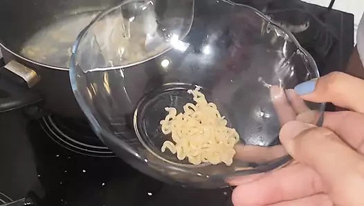 Kölemi sidikle besliyorum baharatlı erişte