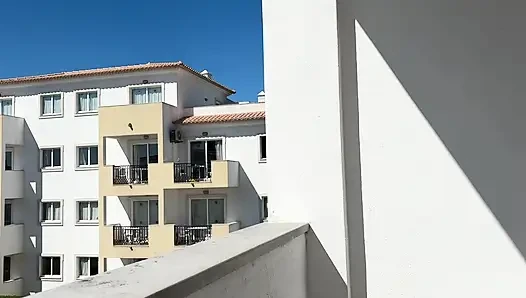 Bayan olgun ayaklar balkonunda güneşleniyor 401