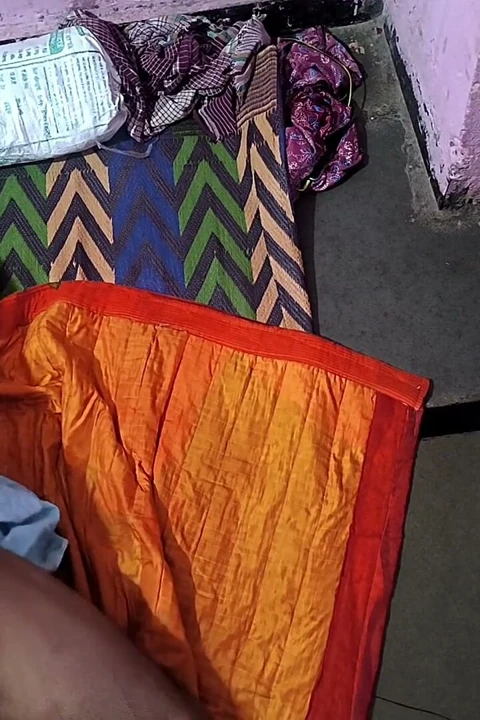 Üvey kız kardeşimin erkek arkadaşının yarağını sertleştirmek ve beni sikmek için dokunuyorum