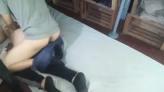 Alacakaranlıkta beyaz gömlekli ve siyah ayakkabılı bir yandan çektim