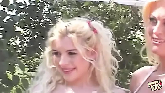 Bu güzel ve yaramaz sarışın melek açık havada büyük bir yarakla götünü siktiriyor