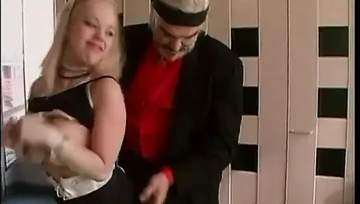 Lüks sarışın sürtük kendine ve yaşlı adamla harika bir orgazm yaşıyor