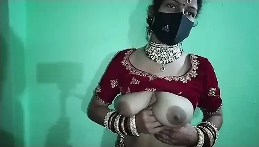 Kızın sıkı göğüsleri tek başına amını gösteriyor