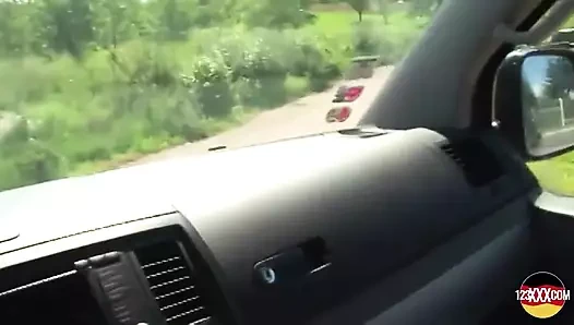 Taşralı kız ayçiçeği tarlasında porno filme alıyor