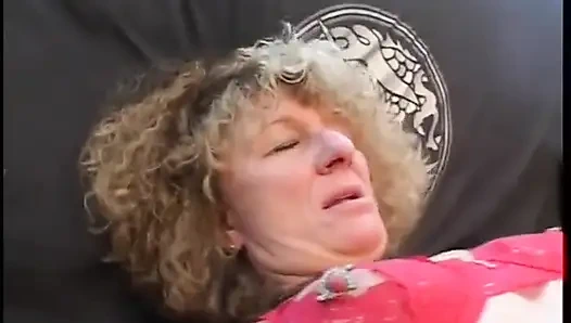 Sikilen sikmek istediğim nine büyük yarakları nasıl memnun etmeyi biliyor