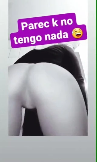 Hermosa burra colandose la calza en el orto