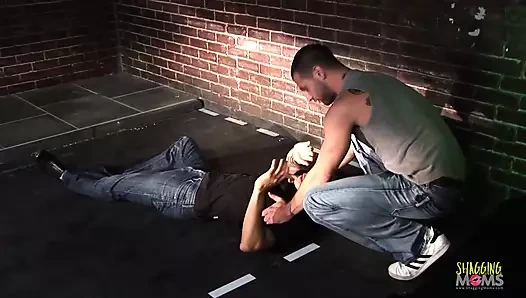 Muhteşem bir esmer ve sarışın orta yaşlı seksi arkadaşı park yerinde dörtlü seks yapıyor