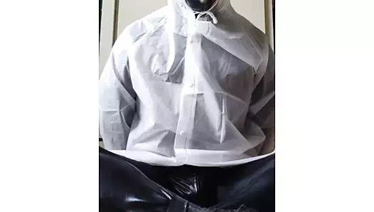 Lateks maskesi nefes oyunu altında bir yağmurluk içinde mastürbasyon