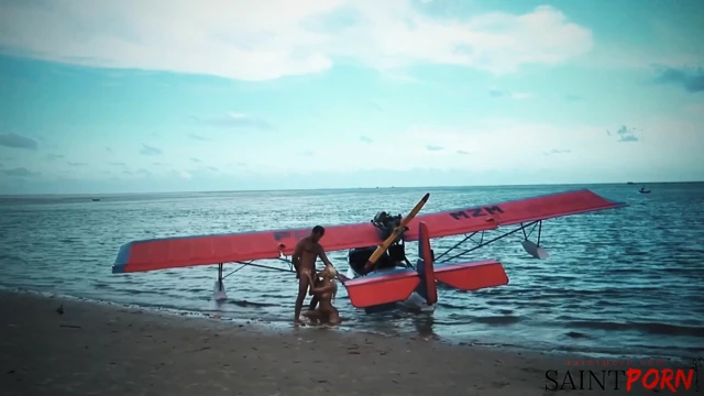 Caylian Curtis tenha bir ada plajında bir pilotla sikişiyor