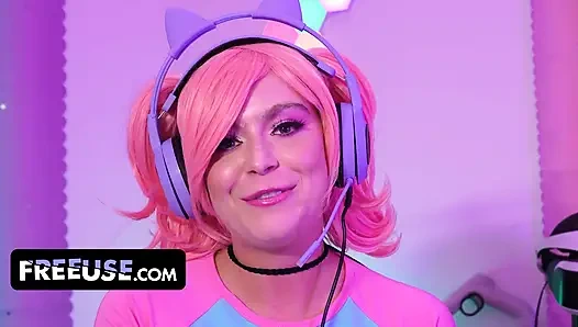 Gamer kızları Leana Lovings ve Krissy Knight Nicky katılınca odaklanıyor