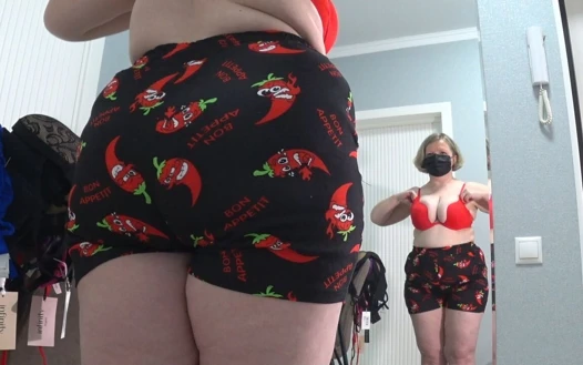 Büyük memeler birçok yeni sutyen deniyor, büyük göt aynanın önünde külot değiştiriyor, kamera izliyor. Zıplayan memeli tombul orta yaşlı seksi kadın.