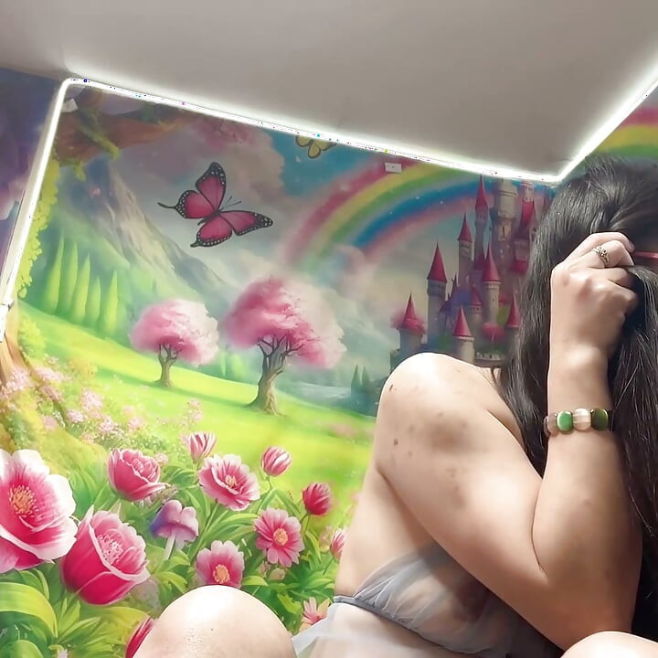 Güzel saçlı siyah seksi meme gösterisi