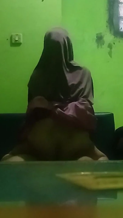 Üvey kuzenimin amcığı çok lezzetli. | Klip 2
