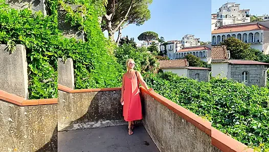 Güzel Sarışın Olgun Eş Elbiseyle Seksin Tadını Çıkarıyor