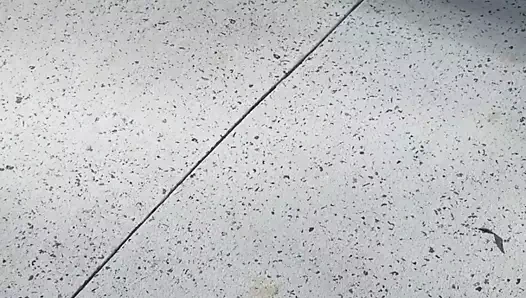 Hastanenin önünde bekleyen ateşli İspanyol kızlar