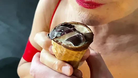 Orta yaşlı seksi kadın ücretsiz yarak yiyor sperm yiyor