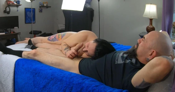 Amcığım büyük yarağa açdı ve dölle doldu, bu yüzden yalvardım