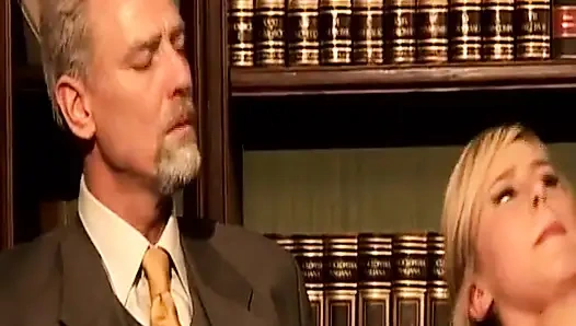 Doğal saçlı sarışın Alman genç erkek avcısı nostaljik sahnede anal seks yapıyor