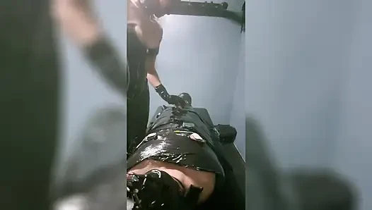 Çaresiz Köle Sert Dilasyon Sırasında Solunum Maskesiyle Acı Çekiyor.