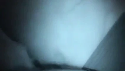 Sıcak kız yayılma ona kedi ve sikikleri beni