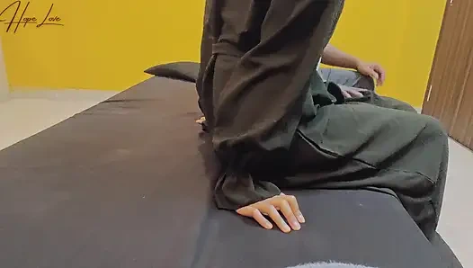 Malay tesettürlü kız kayınbiraderi ile birlikte.