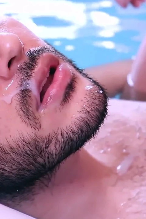 Biseksüel kovboy üvey erkek kardeşini havuzda prezervatifsiz sikiyor ve ağzına boşalıyor