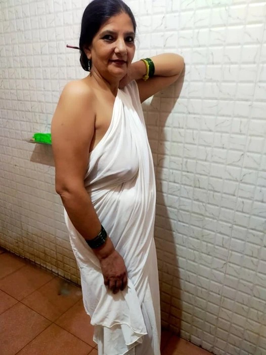 Ateşli yenge duşta.