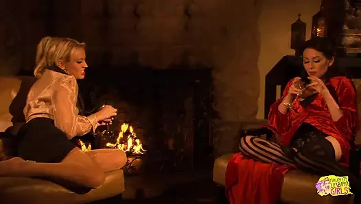 Birbirlerinin güzel lezbiyen seks yapmayı hayal ediyorlar ve çok klasik görünüyordu