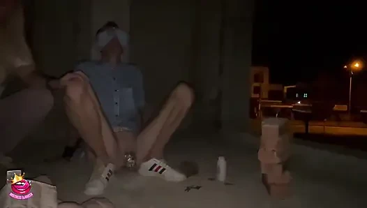 Yalnız başına bağlı gözleri bağlı çıplak ve teşhir ediliyor