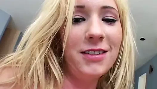 Sarışın güzellik dört farklı adamdan becerdin almak için eğilir