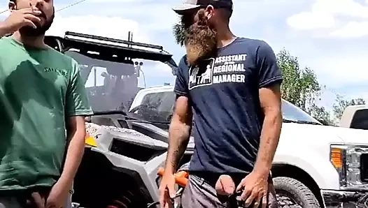 2 baba sigara ve pissing 2 adım oğulları arıyor