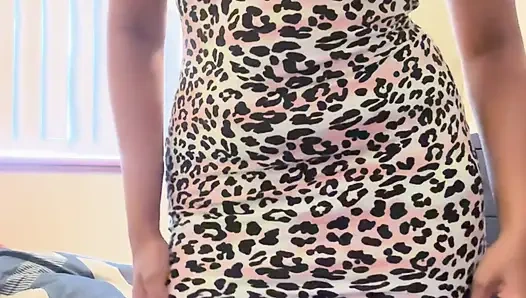 Hintli seksi kız vücut yağı koyuyor ve seksi ses çıkarıyor büyük ve büyük meme uçları bronzlaşmış seksi desi kız