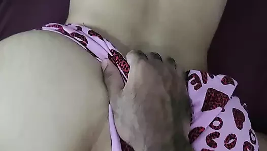 Onu sütünü vermek için uyandırıyor, sabah domaltarak